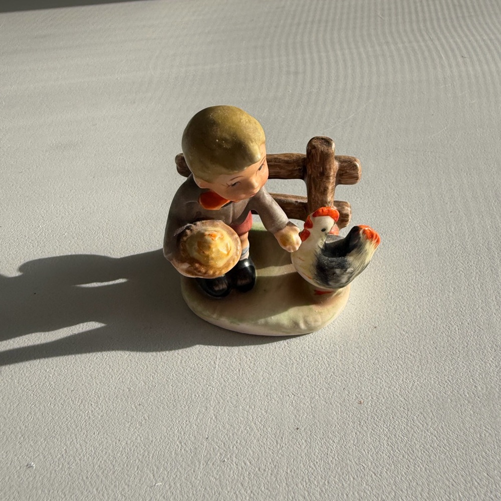 Vintage Nippon Yoko Boeki Co Boy Feeding Chicken 1950s Hummel Inspired Japan - Picture 4 of 7